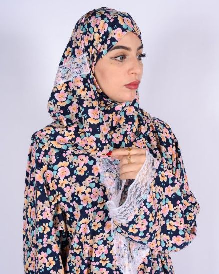 صورة شرشف صلاة نسائي بنقشة ورود وسحاب أمامي